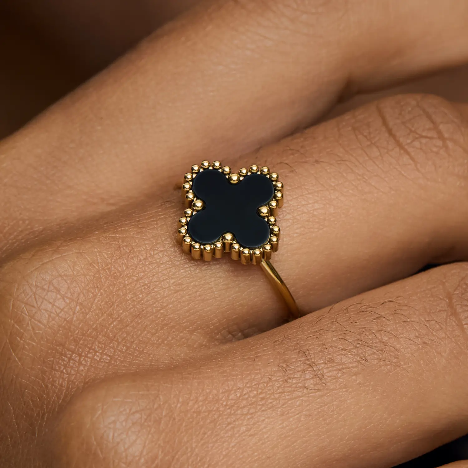 Anel de Trevo Preto Regulável Banhado em Ouro 18k - Imagem 2